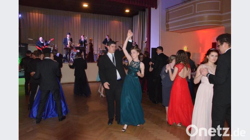 In eleganten Roben tanzten die Wirschaftsschüler zu ihrem Abschlussball an. Bild: Kunz