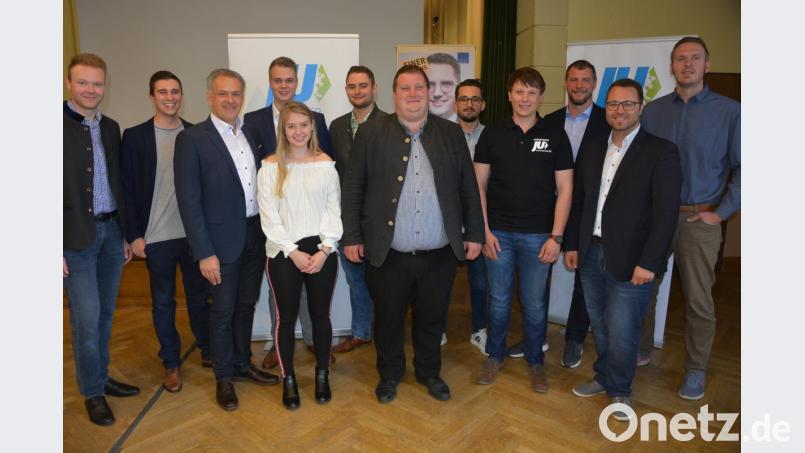 Ortsvereine mit den meisten Mitgliederneuwerbungen wurden bei der Kreisversammlung belohnt. Unser Bild zeigt (von links) Initiator Christoph Hampel, Johannes Klinger (Tirschenreuth), CSU-Landratskandidat Roland Grillmeier, Felix Kirchberger (Kastl), Initiator Matthias Fütterer, Georg Redl (Kulmain), Florian Distler (Wiesau), Johannes Frauenholz (Immenreuth), CSA-Kreisvorsitzender Huberth Rosner, Kreisvorsitzender Matthias Grundler und Hannes Heining (Erbendorf). Bild: jr
