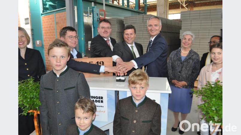 Nach der Weihe durch Pfarrvikar Hruday Kumar Mandanu gaben sie den offiziellen Startschuss am neuen Tunnelofen (von links): Markus Graf, Vilsecks Bürgermeister Hans-Martin Schertl , Thomas Bader und Abgeordneter Harald Schwartz. Bild: exb