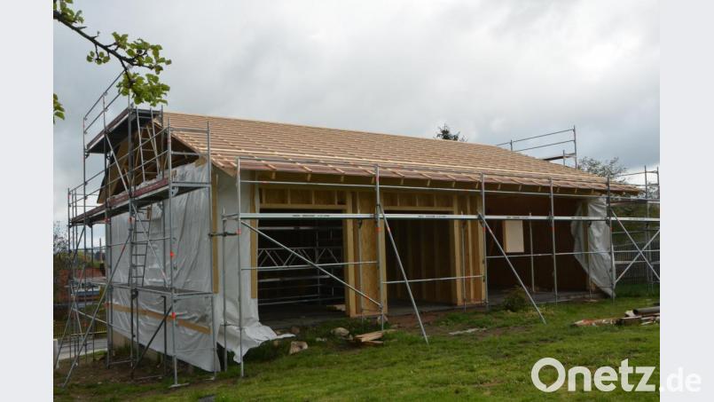 Auf den Grund- und Kellermauern des früheren &quot;Prälat-Ascherl-Hauses&quot; wurde das neue Mehrzweckgebäude in Holzbauweise errichtet. Bild: dob
