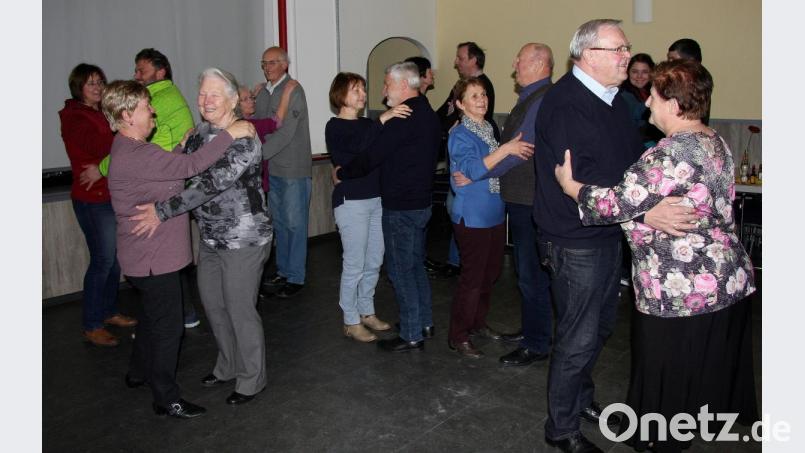 Mal kommen mehr mal weniger Paare. Der Forstersaal im &quot;Deutschen Haus&quot; ist aber groß genug, damit jeder Platz zum tanzen hat. Bild: wro