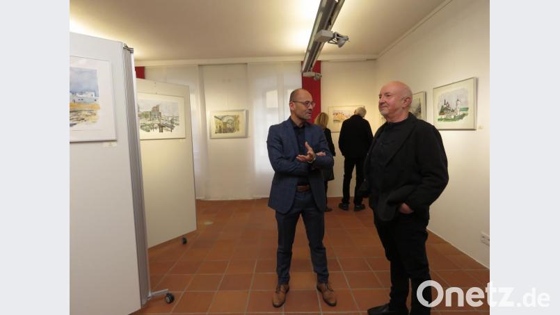 Noch ist &quot;Ruhe vor demSturm&quot;, Zeit für Rudolf Jäger (re.) zu einem Gespräch mit guten Bekannten wie den Zweiten Landrat, Dr. Alfred Scheider. Bild: ubb