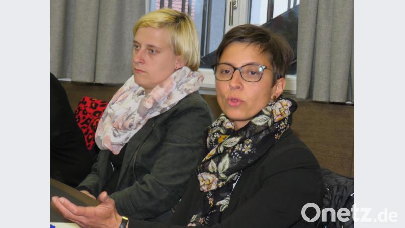 Martina Fuhrmann vom Jugendamt (re.) referierte über Tagespflege. Bild: ubb