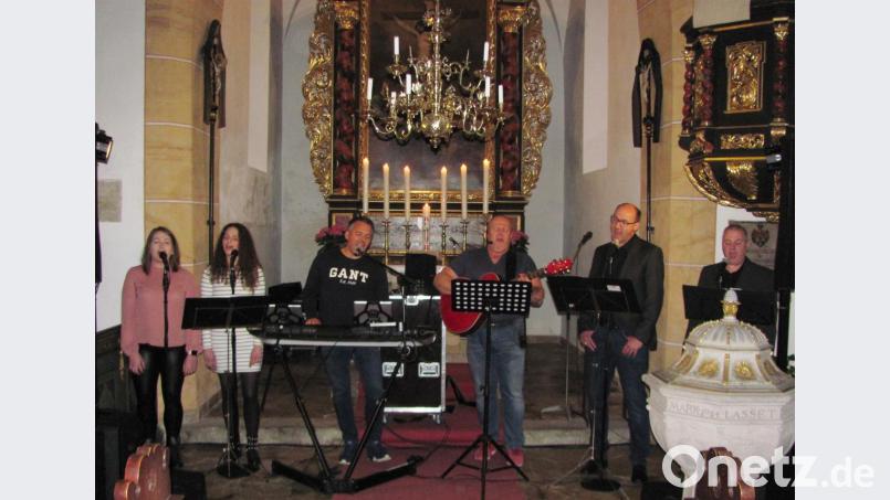 Markus Suttner, Klaus Hofmann, Erich Lang, Markus Michalke, Celine Michalke und Theresa Lang (von rechts) begeistern das Publikum in der evangelischen Kirche mit einem überragenden Rock- und Popkonzert. Bild: sei