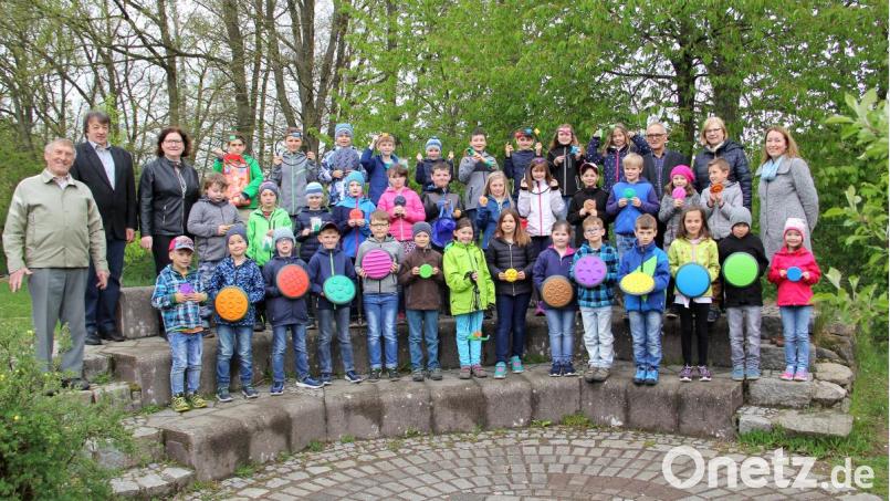 Die Freude über die neuen Pausenhofspiele teilten mit den Kindern auch Klassenleiterin Fiona Hauser-Kroner, Klassen- und Schulleiterin Ortrud Sperl, Fördervereinsvorsitzender Joseph Salomon (hintere Reihe von rechts), die Brieftaubenvereinsvorsitzenden Anton Stigler und Willibald Pirzer sowie stellvertretende Bürgermeisterin Rita Salomon (von links). Bild: boj