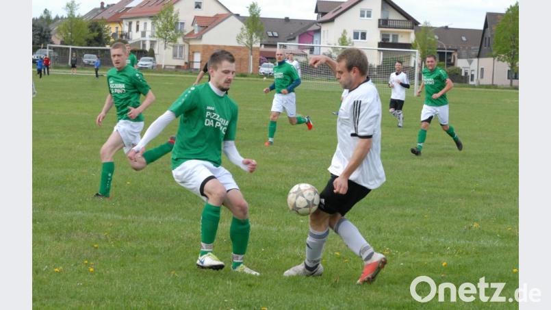 Durch den 2:1-Sieg gegen die SG Griesbach/Großkonreuth sicherte sich der ATSV Tirschenreuth den zweiten Platz in der Kreisklasse Stiftland und geht damit in die Aufstiegsrelegation. Hier kämpfen der Tirschenreuther Andreas Plonner (rechts) und Daniel Kreuzer um den Ball. Bild: gb