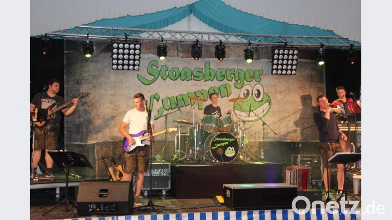 Die "Stoasberger Lumpen" sorgten am Freitagabend für Stimmung im nur mäßig besuchten Festzelt. Bild: kro