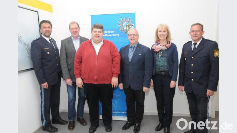 Lob für die Präsenz und Erfolge der Polizei gab es beim Sicherheitsgespräch mit den Bürgermeistern. Von links Polizeihauptkommissar Peter Krämer, Fabian Bräutigam (Weigendorf), Dieter Dehling (Illschwang), Winfried Franz (Neukirchen), Brigitte Bachmann (Birgland) und Erster Polizeihauptkommissar Michael Kernebeck. Bild: ge