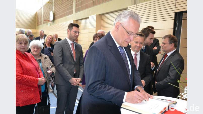Innenminister Joachim Herrmann trägt sich ins Goldene Buch ein. Bild: Lowak
