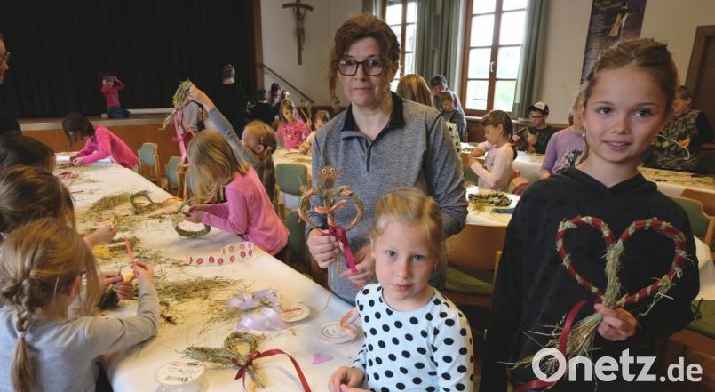 Stolz zeigt Betreuerin Nicole Venzl ein fertiges Heuherz. Bild: le