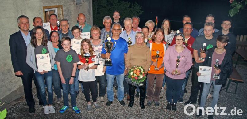 Eine Vielzahl von Pokalen, Urkunden und Titeln gibt es bei der TSV-Sparte &quot;Alle Neun&quot; für die erfolgreichen Teilnehmer bei der Kegel-Dorfmeisterschaft. Bild: nm