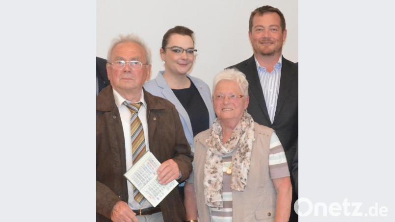 Seit 70 Jahren Gewerkschaftsmitglieder: Herbert Zimmermann und Lilly Schuerer. Dazu gratulieren (hinten, von links) Gewerkschaftsfunktionärin Nathalie Frohwein und Bundestagsabgeordneter Uli Grötsch. Bild: Kunz