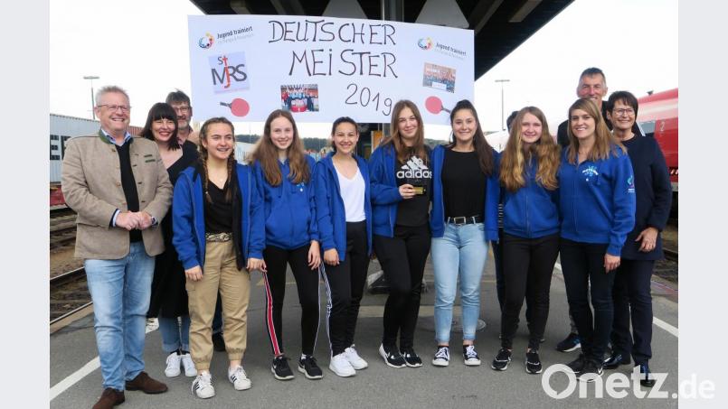 „Großer Bahnhof“ für den deutschen Schulmeister im Tischtennis. Die Spielerinnen der Mädchenrealschule holten sich erneut den Titel und wurden am Samstag am Bahnhof begeistert empfangen. Bild: Hirsch