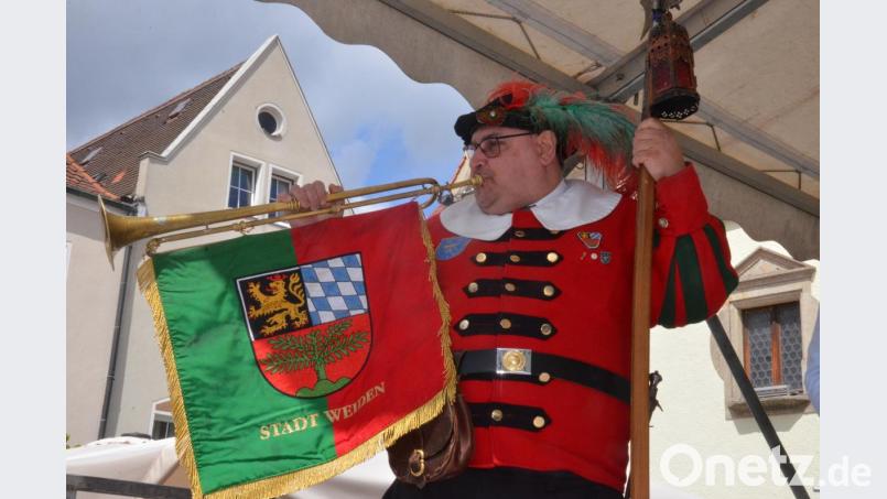 Türmer Christian Stahl eröffnet den Jubilatemarkt mit Fanfare. Bild: Kunz