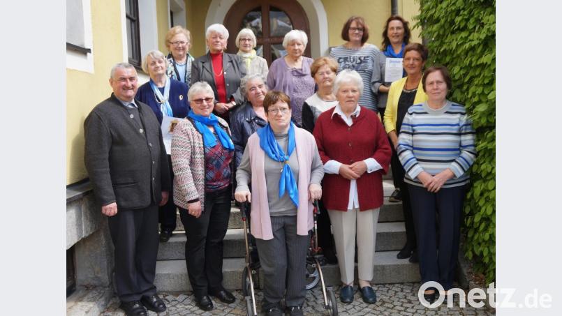 Dekan Alfons Kaufmann, Vorsitzende Angelika Vogl (vordere Reihe von links) und Martha Urban vom Bezirksvorstand (zweite von rechts) gratulierten den Geehrten und überreichten Urkunde und Nadel. Bild: weu
