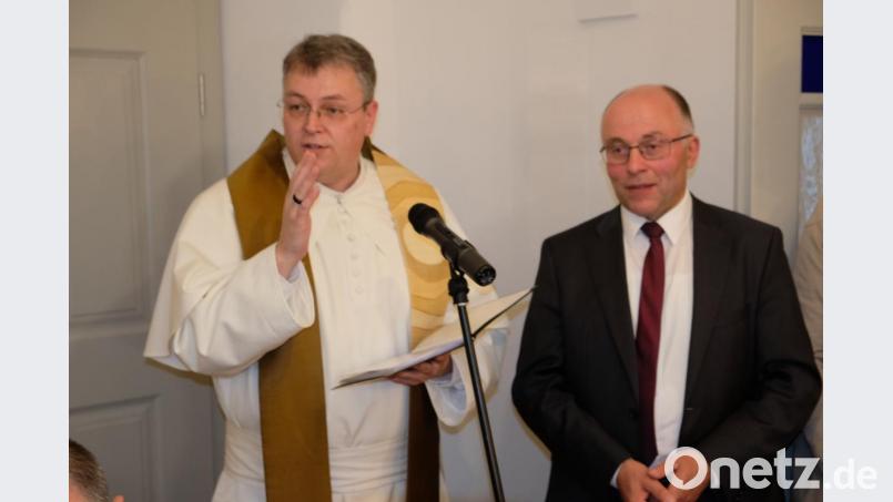 Den kirchlichen Segen für das Haus erteilt Prior Pater Adrian Kugler. Bild: do