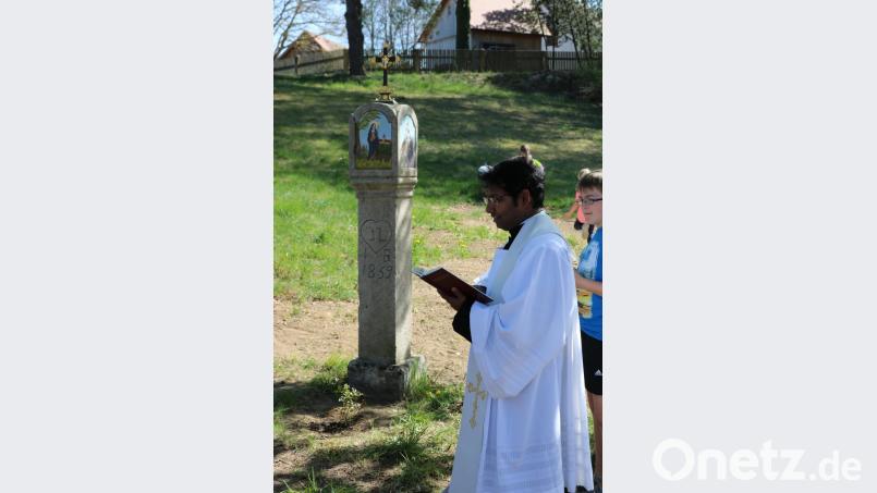 Die Segnung nahm der Teunzer Kaplan Willian Akkala vor. Bild: exb