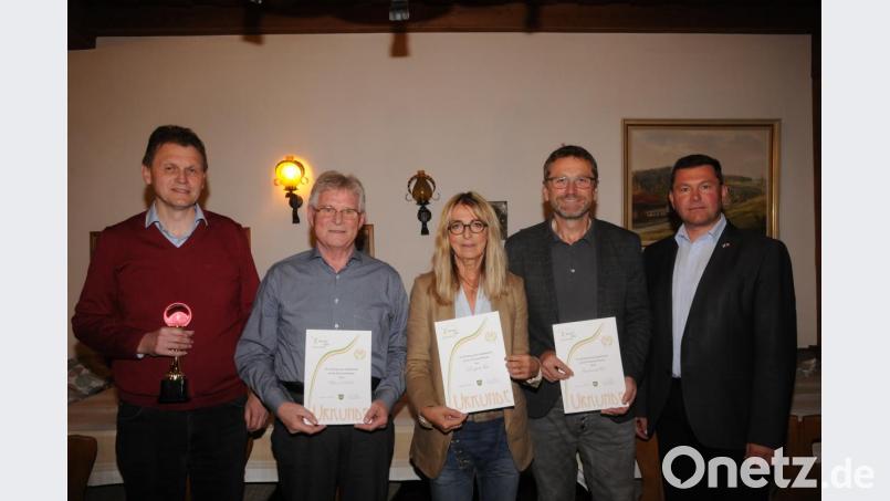 Vorsitzender Bernd Piehler (links) mit dem Pokal des Stadtmeisters ehrt gemeinsam mit Bürgermeister Rainer Rewitzer (rechts) die langjährigen Mitglieder Klaus Fröhlich (40 Jahre) sowie Margit und Bernhard Voit (20 Jahre). Bild: bey