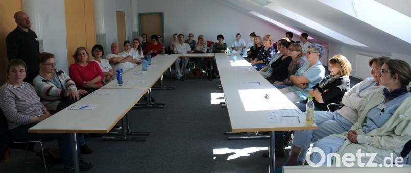 Aufgabe des stellvertretenden Leiters der Betriebsfeuerwehr Christoph Bachmann (links) ist die wiederholte Schulung sämtlicher Mitarbeiter des Klinikums St. Marien. Bild: gf