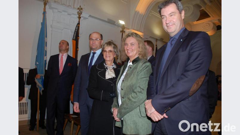 Zum Jubiläum der fürstlichen Notstandsküche kamen Ministerpräsident Markus Söder (von rechts), Familienministerin Kerstin Schreyer und Finanzminister Albert Füracker (Vierter von rechts). Fürstin Gloria von Thurn und Taxis (Mitte) und ihr Sohn, Fürst Albert (links), hatten dazu eingeladen. Bild: gib