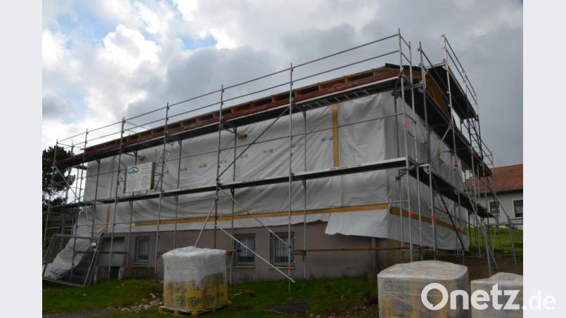Auf den Grund- und Kellermauern des früheren &quot;Prälat-Ascherl-Hauses&quot; wurde das neue Mehrzweckgebäude in Holzbauweise errichtet. Bild: dob