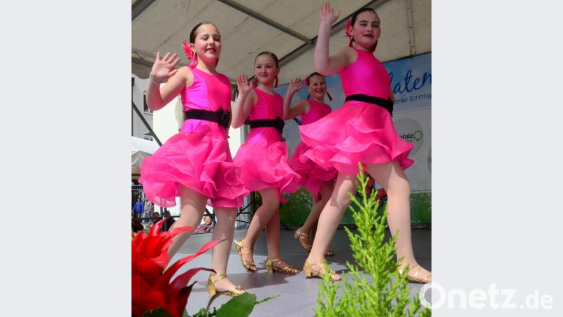 Konfetti auf der Showbühne. Bild: Kunz