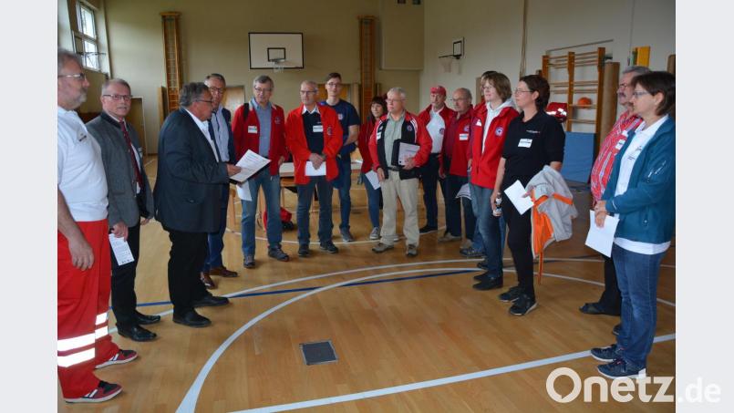Richard Wagner (3. von links) bei der Einweisung der Dozenten in der Schulturnhalle. Bild: jr