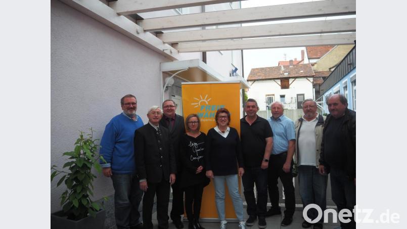 Peter Reiser (Dritter von links) bleibt Chef der Freien Wähler. Ihm zur Seite stehen als neue Stellvertreterin Nicole Prasow (Vierte von links) und als neuer Kassier Hans-Peter Krücken (Sechster von links). Bild: stn