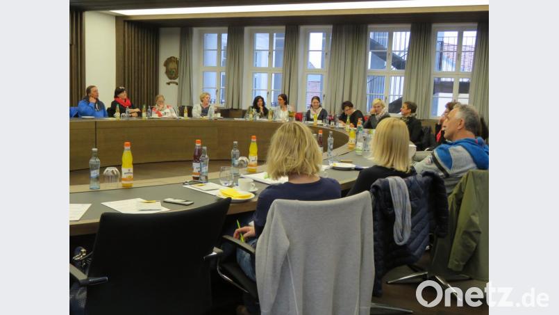 Die Familienbeauftragten im Landkreis tagten erstmals in Waldsassen und durften den neuen Rathaussaal dafür nutzen. Bild: ubb