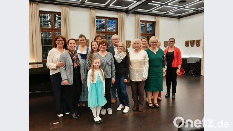 Beim Vorspiel der Kreismusikschule im Landratsamt zeigten Gesangs- und Klavierschüler ihr Können. Bild: exb