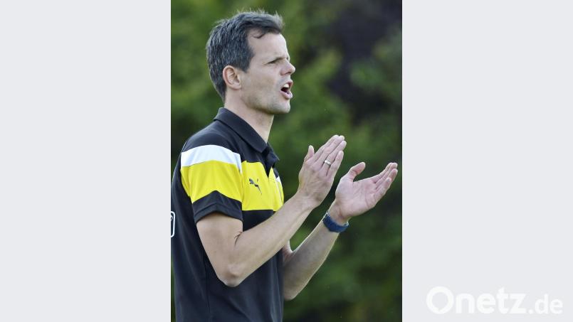 Applaus von Hahnbachs Trainer Thorsten Baierlein für seine Mannschaft. Sie gewann das Duell gegen Inter Bergsteig klar. Bild: Hubert Ziegler