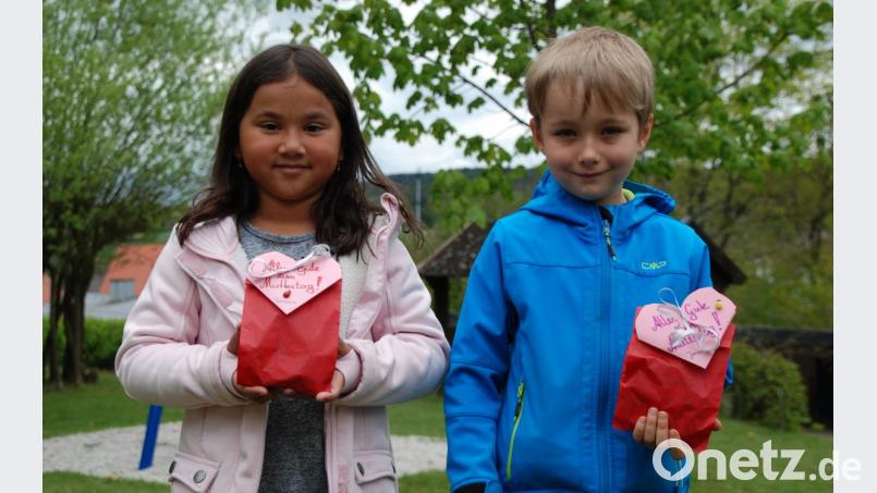 Tamara und Jonas haben im Kindergarten Teunz ein Geschenk gebastelt, welches sie am Freitag in einer schönen Verpackung mit nach Hause nahmen. Sie freuen sich schon darauf, wenn die Mama es am Sonntag auspackt. Bild: Portner