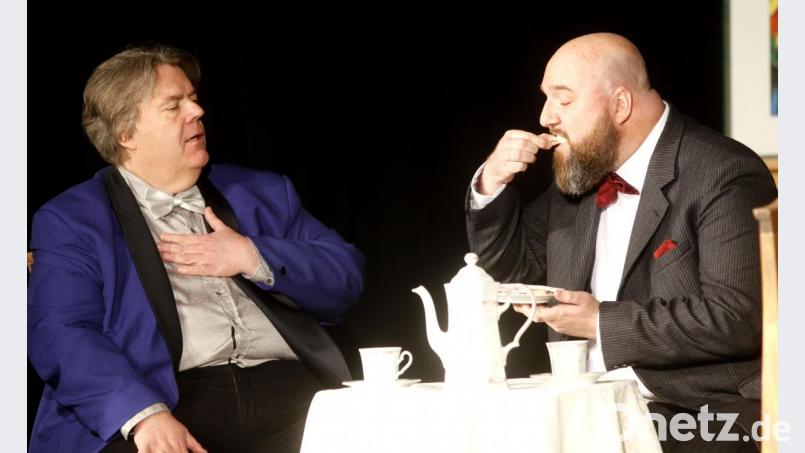Algernon Moncrieff (Dirk Dürholz) und Jack Worthing (Michael Sandner, rechts) führen ein Doppelleben. Bild: Hirsch
