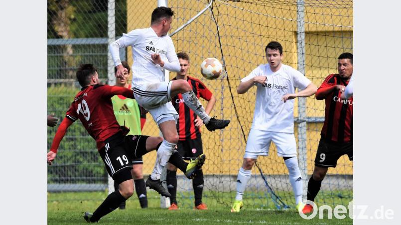 Josef Rodler taucht gefährlich vor dem Tor des SV Donaustauf auf. Der Torjäger brachte die SpVgg SV Weiden zwar in Führung, dann aber drehte der Tabellenführer die Partie, gewann mit 2:1 und sicherte sich die Meisterschaft in der Landesliga Mitte. Bild: Büttner, Gerhard