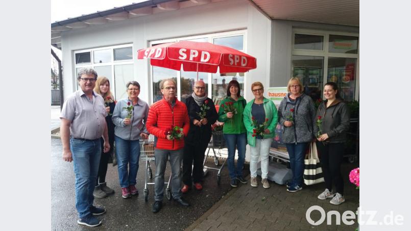 Die Pressather SPD überreicht Rosen an die Bürger. Bild: flf