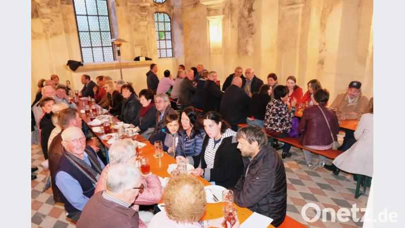 Beim anschließenden Zoigl feieren die Speinsharter ihr neues &quot;Haus der Dorfkultur&quot; ausgiebig. Bild: do