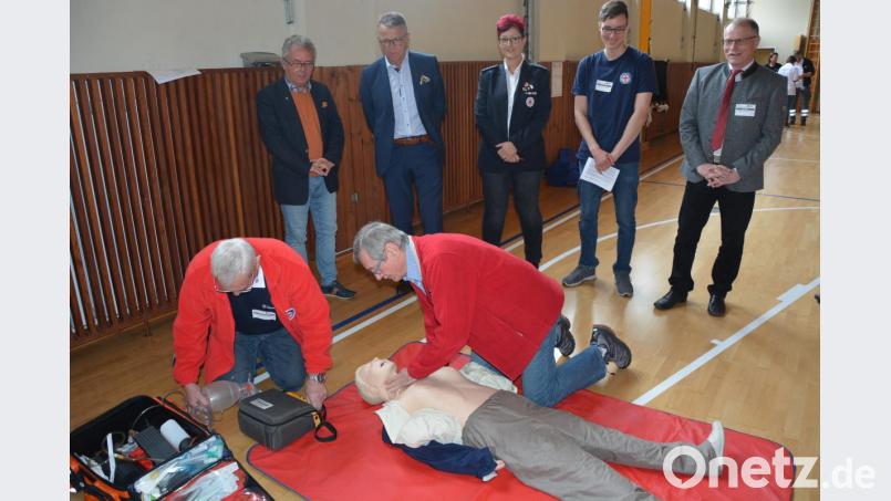 Der Umgang mit einem Defibrillator will gelernt sein. Davon überzeugten sich (von links) stellvertretender BRK-Kreisvorsitzender Toni Dutz und Kreisvorsitzender Franz Stahl, sowie der Konnersreuther Bürgermeister Max Bindl (rechts). Bild: jr