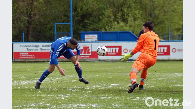 Chousein Chousein vergibt in dieser Situation eine Kopfballchance und scheitert am Gästeschlussmann Johannes Schrank. Egal: Der SV Etzenricht siegte klar mit 8:0. Bild: otr