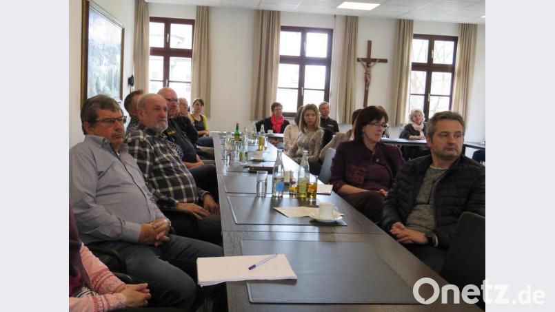 Vertreter des Jugendamts, der Polizei, aus Schulen und Betrieben, der Suchtberatungsstelle, der Koordinierten Kinderschutzstelle (KoKi), der Selbsthilfegruppen und des Jobcenters hörten Dr. Wittmanns Ausführungen über Cannabis bei der Versammlung des Suchtarbeitskreises Tirschenreuth. Bild: ubb