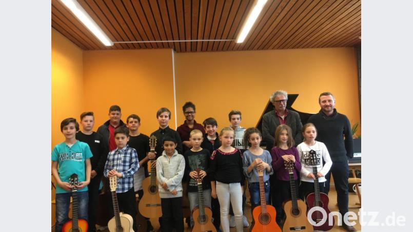 Das Foto zeigt die Musikschüler mit ihren Lehrkräften Hartmut Gebelein und Valentin Wenzel. Bild: exb