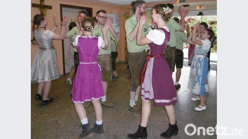 Für beste Maibaumfeststimmung sorgen die Paare des Kirwavereins Weiherhammer. Bild: myd