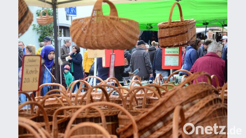 Von wegen einen Korb gegeben. Die Besucher freuten sich über die Angebote der Marktkaufleute. Bild: Kunz