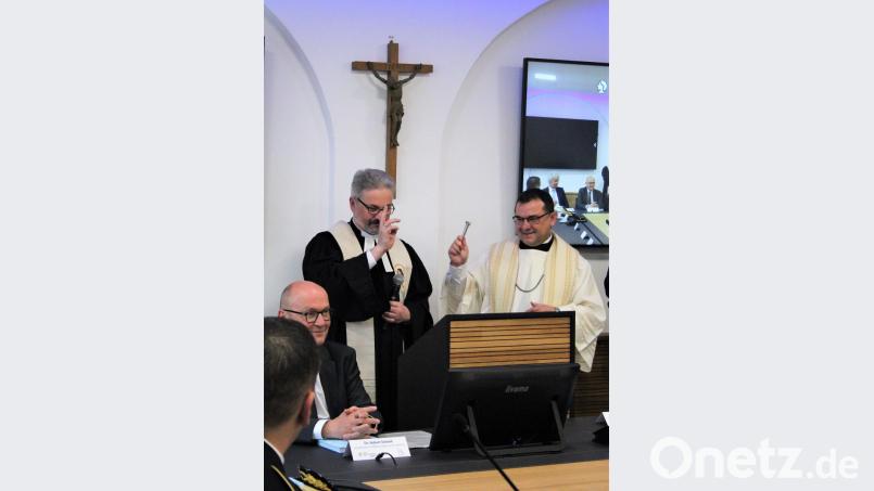 Den ökumenischen Segen spendeten die Pfarrern Dirk Grafe (l.) und Konrad Amschl Bild: stg