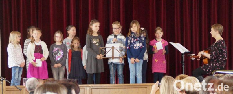 Der Kinderchor „Pusteblume“ unter der Leitung von Maria Ahlemeyer unterhielt die Frauen bei der Muttertagsfeier im Pfarrheim. Bild: weu