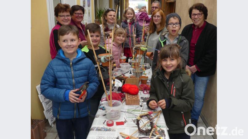 Die Mädchen und Buben basteln ihren Müttern zum Muttertag ein Geschenk. Bild: rn