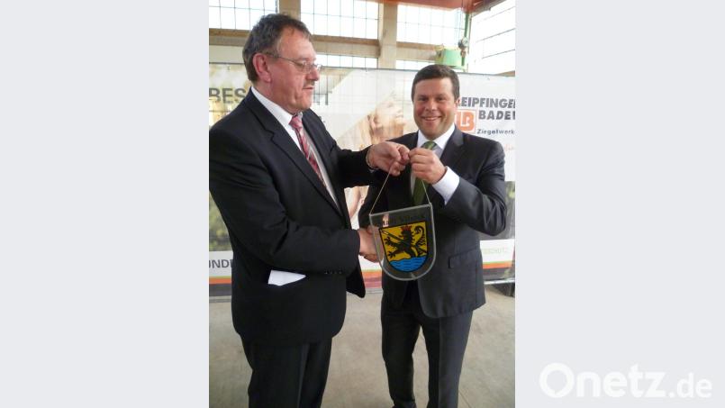 Mit dem Wappen der Stadt Vilseck bedankte sich Bürgermeister Hans-Martin Schertl (links) bei LB-Geschäftsführer Thomas Bader. Bild: usc