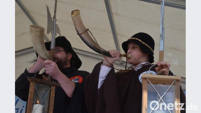 Der Nachtwächter aus Neustadt Thomas Schuster mit seinem Lehrling Jakob Schuster. Bild: Kunz