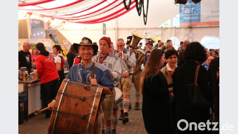 Einzug der Blechblosn ins Festzelt des 1. FC Rieden. Bild: riw