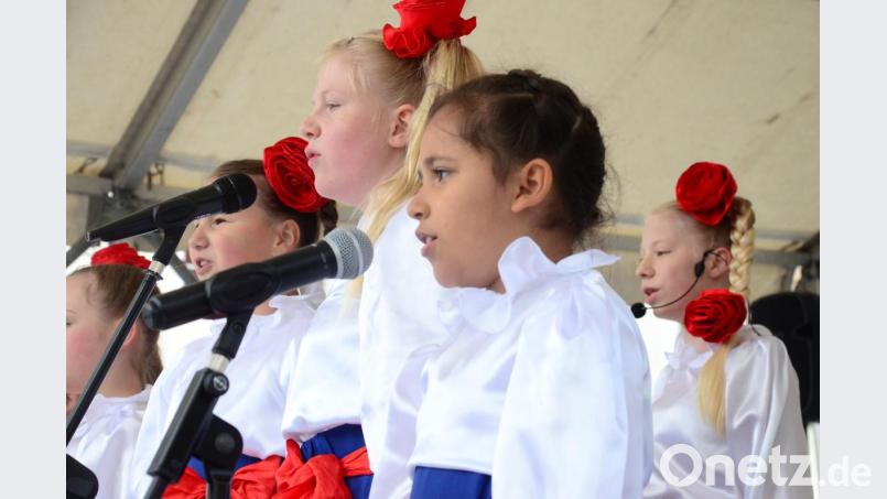 Die Tanz- und Gesangsgruppe Malinka bei ihrem Auftritt. Bild: Kunz