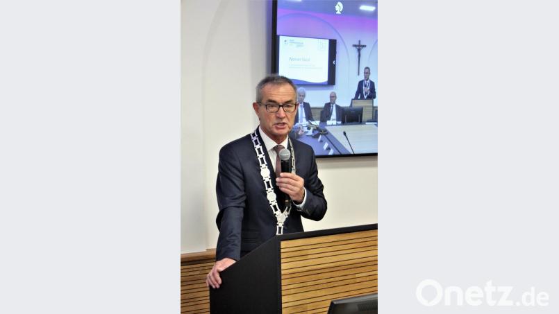 Bürgermeister Werner Nickl tauchte in seiner Rede auch tief in die wechselvolle Geschichte des Kemnather Rathauses ein Bild: stg